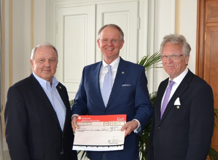 Oberbürgermeister Hans-Dieter Schlimmer überreicht dem Freundeskreis Landesgartenschau e.V. einen Scheck in Höhe von 1.000 Euro.